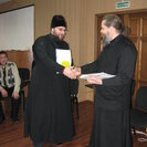 Оренбург. Декабрь 2007. Вручение сертификатов участия в семинаре для священнослужителей по христианской психологии.