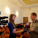 Перед началом конференции ее ведущий - директор К.Ц.Покровские ворота в Москве Жан-Франсуа Тири дает интервью местному телеканалу.
